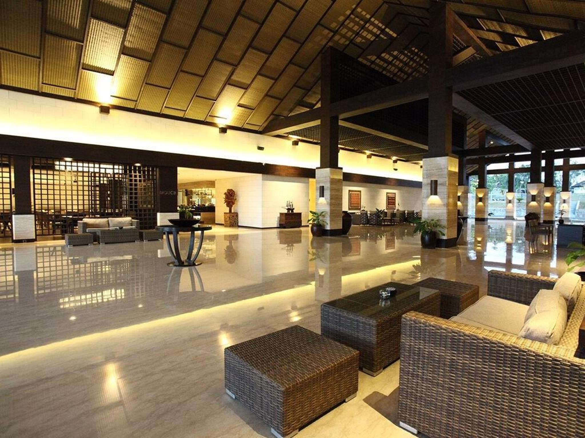 万鸦老格兰德勒雷酒店 美娜多 外观 照片