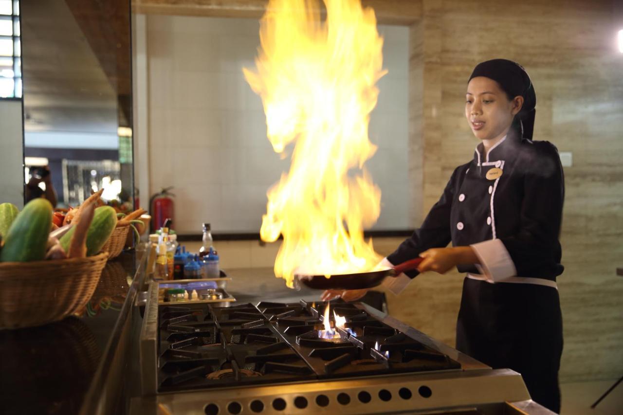 万鸦老格兰德勒雷酒店 美娜多 外观 照片